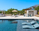 villa-pigna-blue-liegen-im-pool.jpg