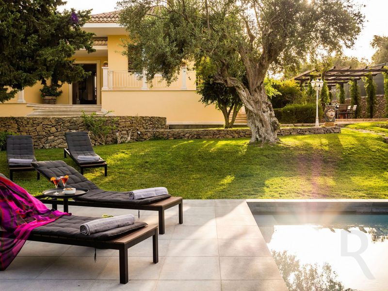 villa-profumo-sonnenliegen.jpg