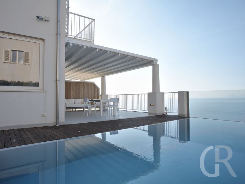 villa-salina-pool-mit-blick-auf-die-ferienvilla.jpg