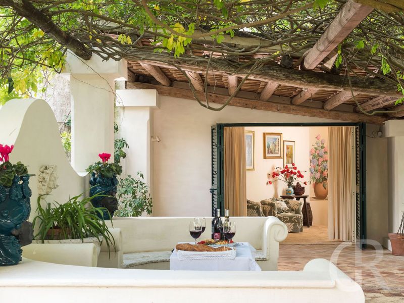 villa-san-ciro-ueberdachte-terrasse.jpg
