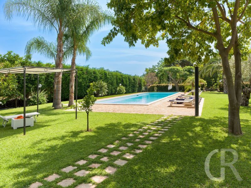 villa-saracina-pool-mitr-garten.jpg
