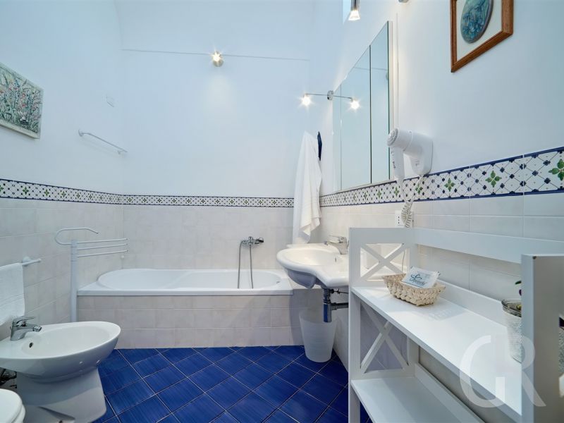 villa-scifazzo-bad-mit-wanne.jpg