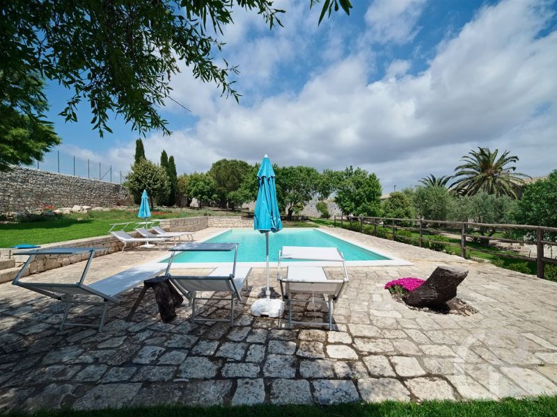 villa-scifazzo-terrrasse-am-pool.jpg