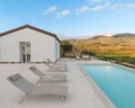 villa-sike-sonnenliegen-am-pool.jpg