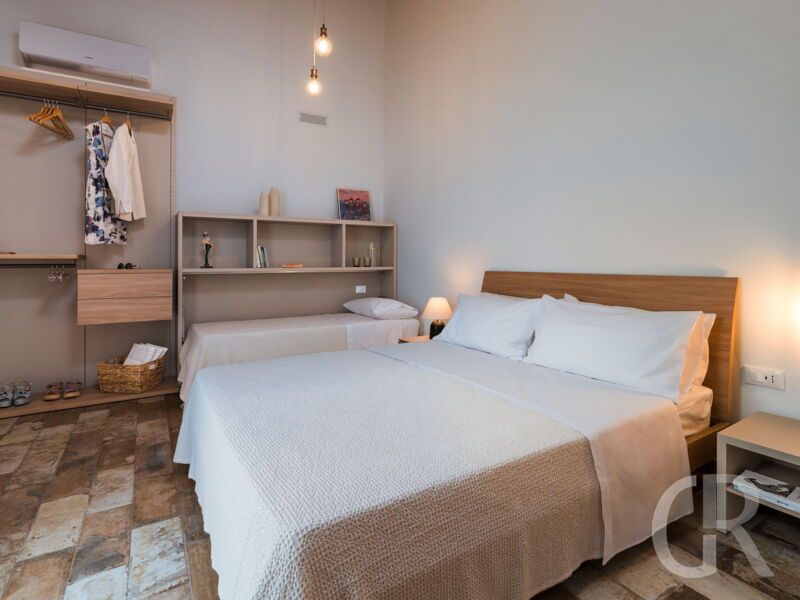 villa-sike-weisses-bett-im-schlafzimmer.jpg