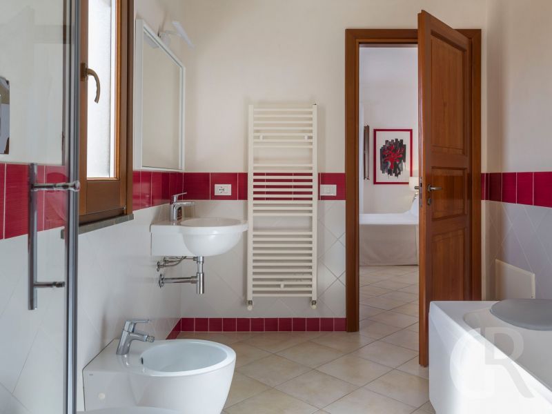 villa-tangi-badezimmer-mit-rot.jpg