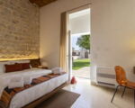 villa-trifilla-schlafzimmer-mit-ausgang-zum-garten.jpg