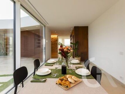 villa-trifilla-speisezimmer-seitliche-ansicht.jpg
