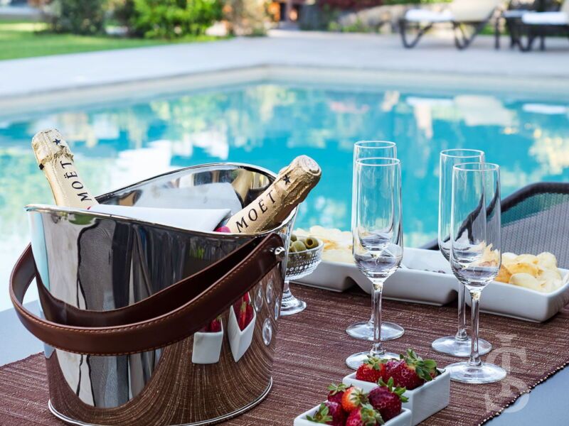 villa-viagrande-sekt-am-pool.jpg