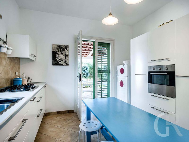 casa-bianca-moderne-kueche.jpg