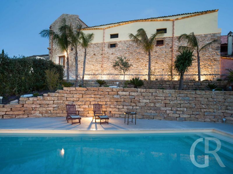 casa-don-carlo-pool-mit-blick-auf-die-villa.jpg