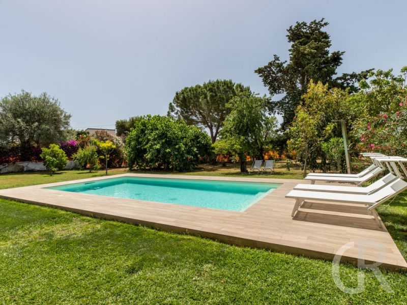 casa-limoni-schwimmbad-mit-sonnenliegen.jpg