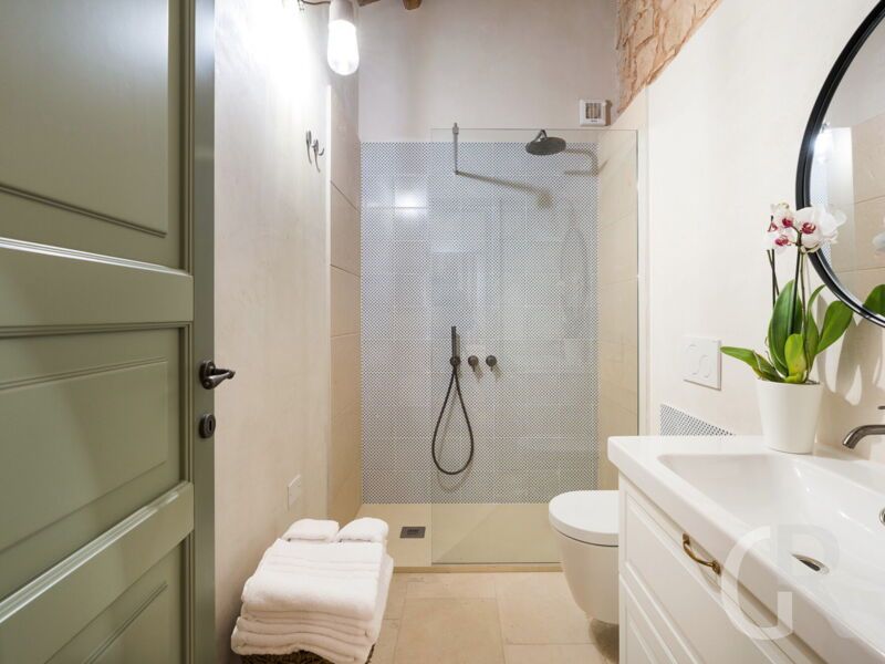 casa-ninetta-dusche-im-badezimmer-mit-waschbecken.jpg