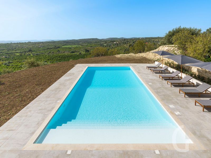 casa-tancredi-sonnenliegen-am-pool.jpg