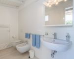 ferienhaus-clotilde-bad-mit-waschbecken.jpg