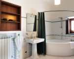 ferienhaus-la-rosa-grosses-bad-mit-wanne.jpg