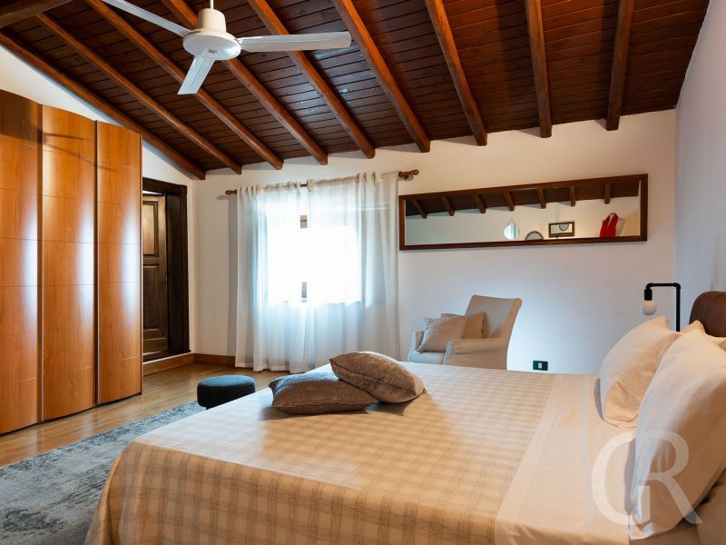 ferienhaus-la-rosa-schlafraum-mit-grossem-bett.jpg