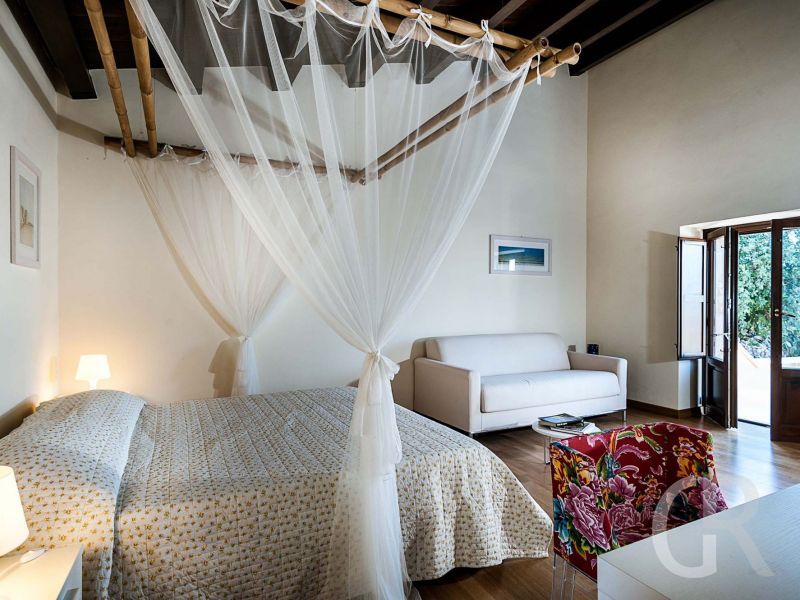 ferienhaus-villa-dorata-grosses-schlafzimmer.jpg