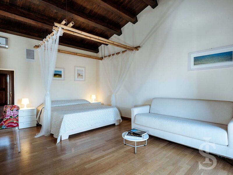 ferienhaus-villa-dorata-schlafzimmer-mit-couch.jpg