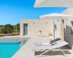 ferienhaus-villa-mora-sonnenschirm-am-pool.jpg