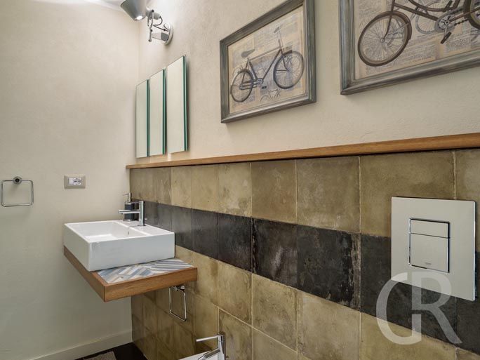 ferienwohnung-aristotele-badezimmer-mit-waschbecken.jpg