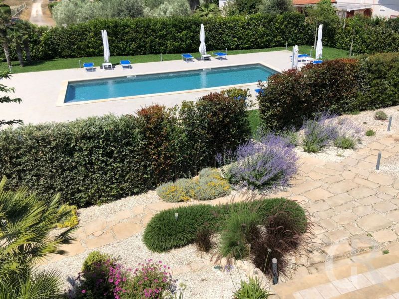 ferienwohnung-cecilia-toller-blick-von-oben-auf-den-pool.jpg