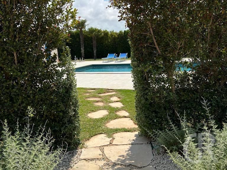 ferienwohnung-cecilia-weg-zum-pool.jpg