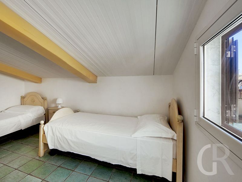 ferienwohnung-dedalo-schlafbereich-und-blick-aus-dem-fenster.jpg