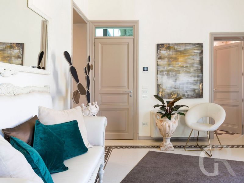 ferienwohnung-dimora-sofa-im-wohnraum.jpg