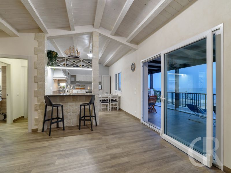 ferienwohnung-ducezio-wohn-esskueche-mit-terrasse.jpg