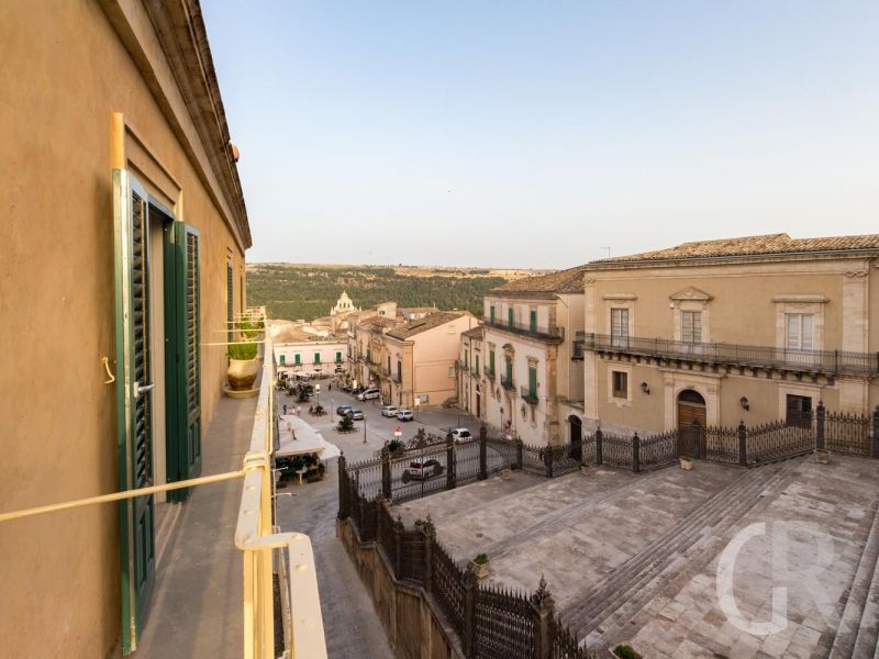 ferienwohnung-enea-blick-vom-balkon-auf-die-piazza.jpg