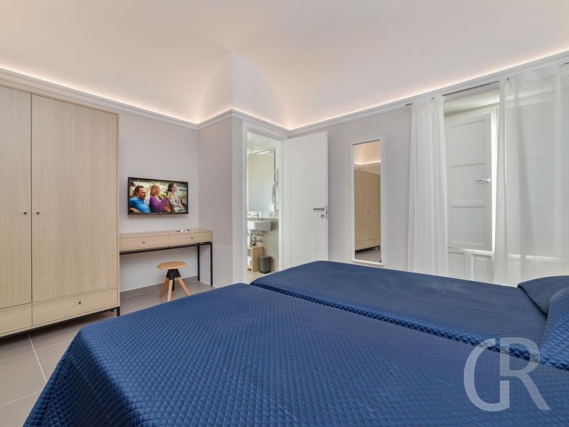 ferienwohnung-enea-schlafzimmer-mit-doppelbett.jpg