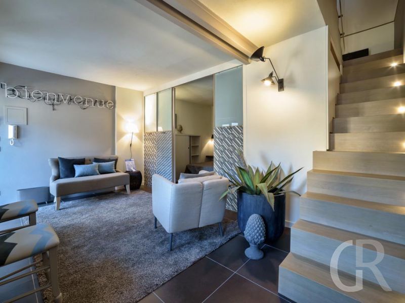 ferienwohnung-platone-wohnraum-und-treppe.jpg