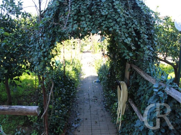 ferienwohnung-rino-durchgang-zum-garten.jpg