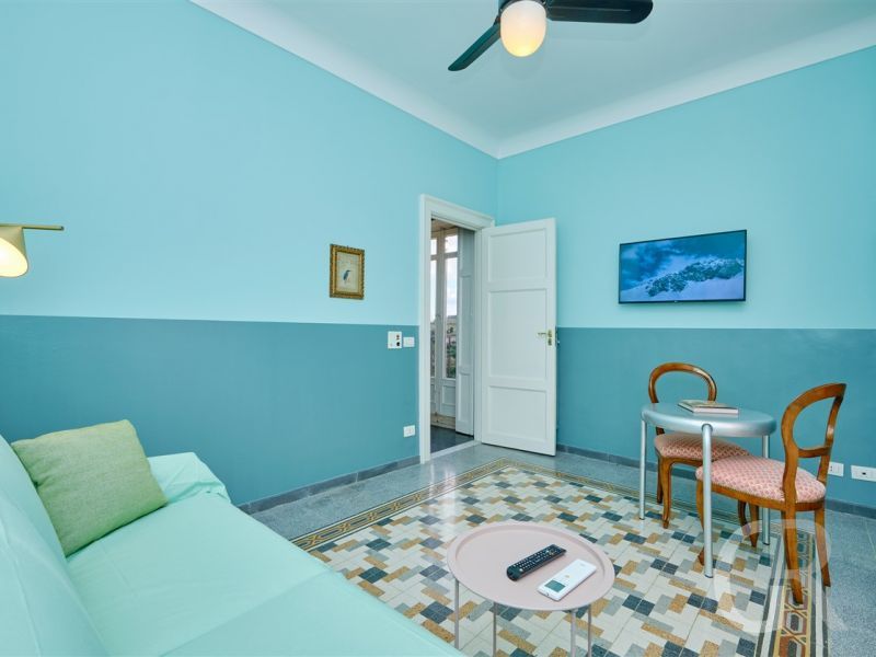 ferienwohnung-sette-capelli-sofa-und-kleiner-tisch.jpg