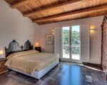 ferienwohnung-ulisse-schlafraum-mit-doppelbett-und-ausgang-zur-terrasse.jpg