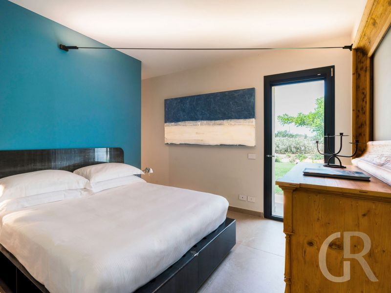 gelso-bianco-schlafzimmer-mit-blauer-wand.jpg