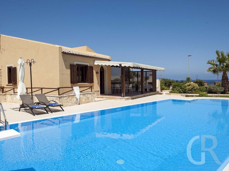 pool-mit-blick-auf-das-haus.jpg