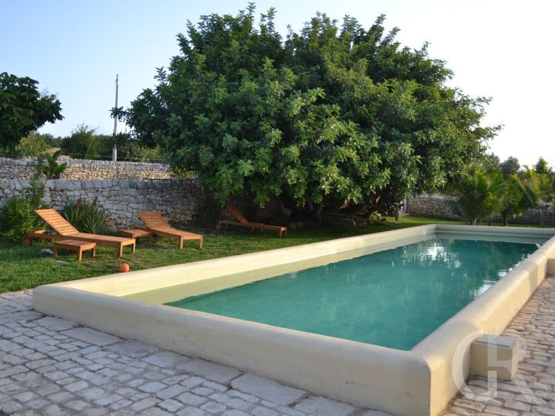 pool-und-sonnenliegen.JPG
