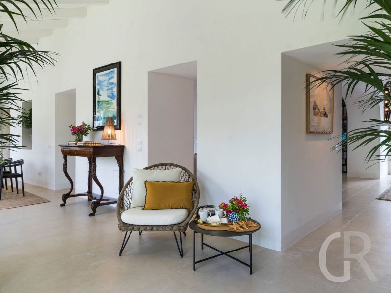 villa-acqua-marina-sessel-mit-kommode.jpg