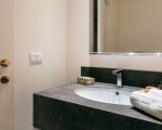 villa-acqua-marina-waschbecken-im-badezimmer.jpg