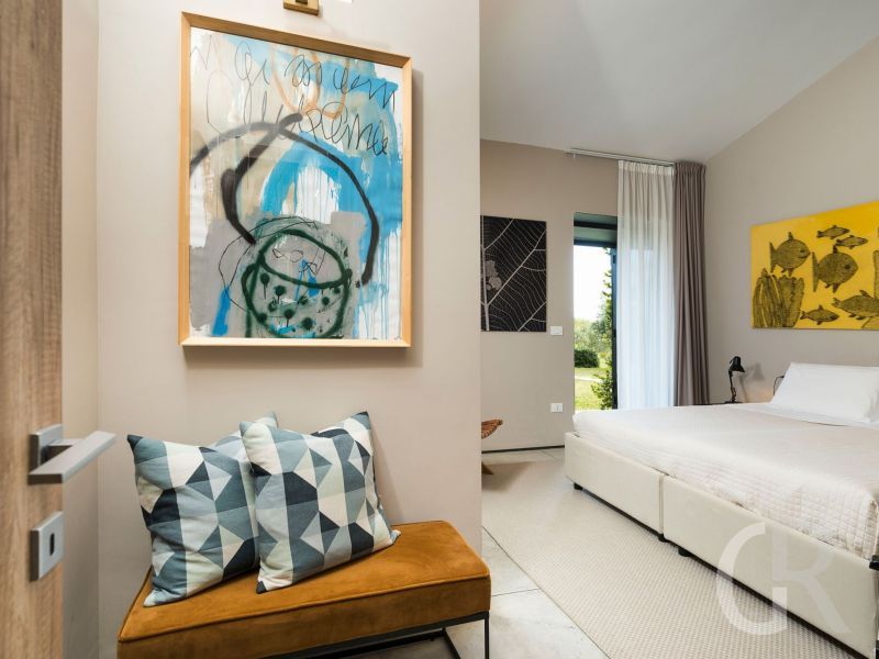 villa-agnese-grosses-doppelbett-im-schlafraum.jpg
