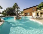 villa-agora-insel-im-pool.jpg