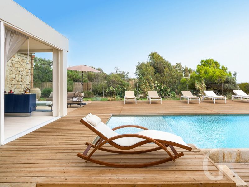 villa-al-nair-am-pool-sonnenliegen.jpg