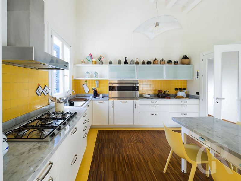 villa-ala-kueche-mit-tisch.jpg