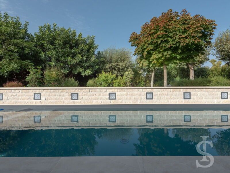 villa-angelina-blick-vom-pool-zum-garten.jpg