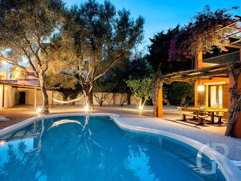 villa-arangea-blick-auf-den-pool-am-abend.jpg