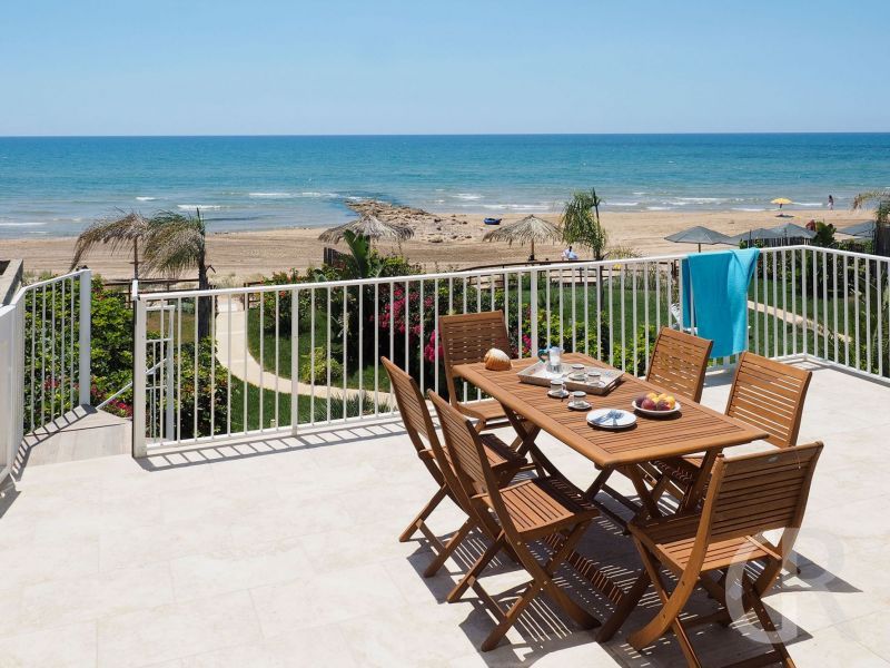 villa-ariel-essplatz-auf-dem-balkon.jpg