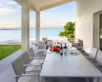 villa-artemare-grosser-esstisch-auf-der-terrasse.jpg
