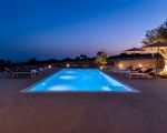 villa-auliva-beleuchteter-pool.jpg